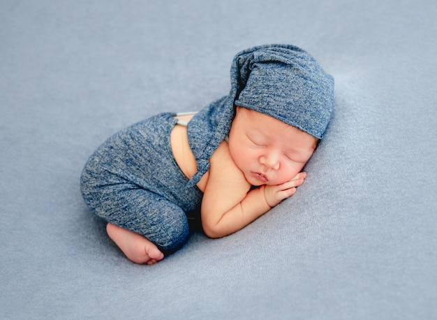 Leuke jongen in blauwe bonnetslaap