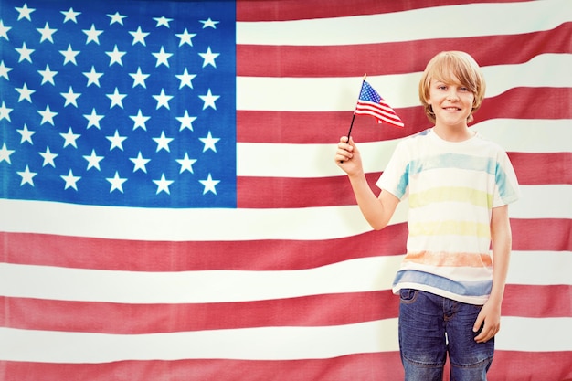 Foto leuke jongen met amerikaanse vlag tegen golfde amerikaanse vlag