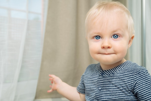 Leuke jongen met blauwe ogen portret