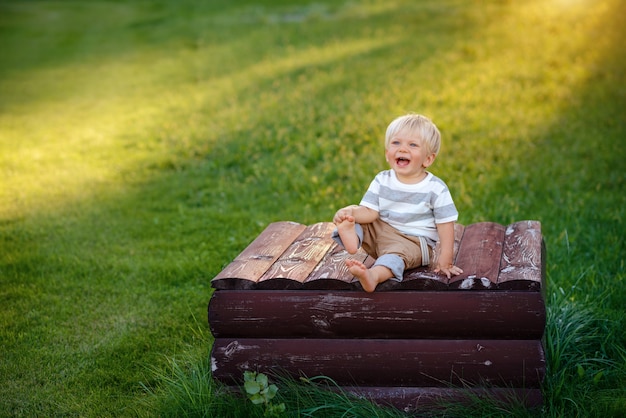 Leuke jongen met blond haar en blauwe ogen