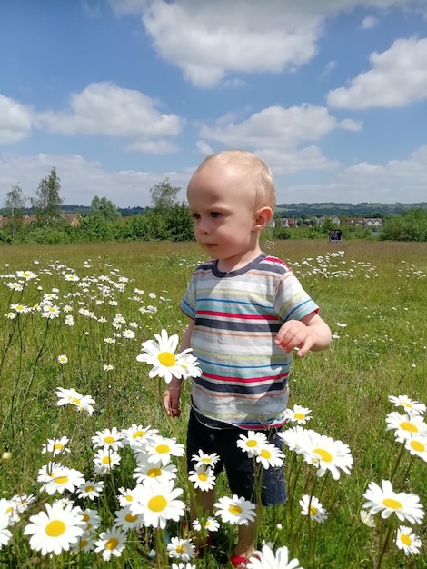 Foto leuke jongen op het veld.