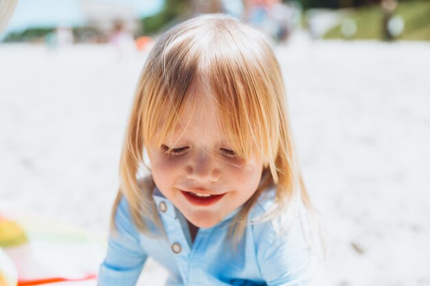 Leuke jongen op het zandstrand Zomer familievakantie Concept reizen met kinderen badplaats familievakantie