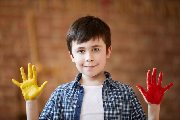 Leuke jongen vingerverven