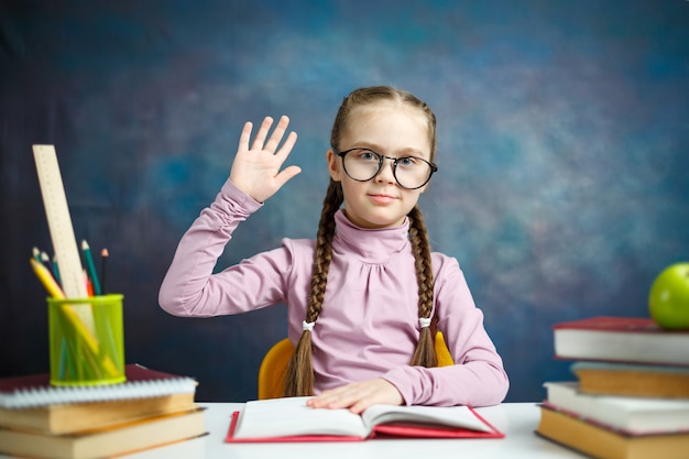 Leuke Kaukasische Primary Student Girl Study Home