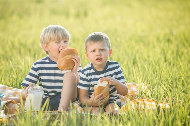 Leuke kinderen consumptiemelk en brood eten