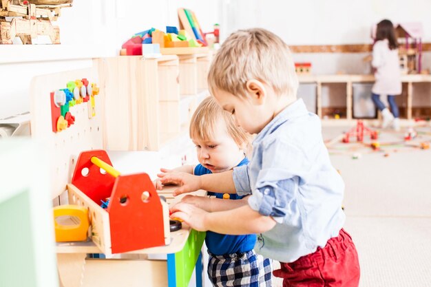 Foto leuke kinderen die met speelgoed spelen op school.