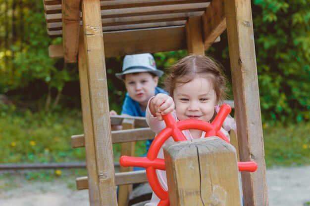 Leuke kinderen spelen in het park