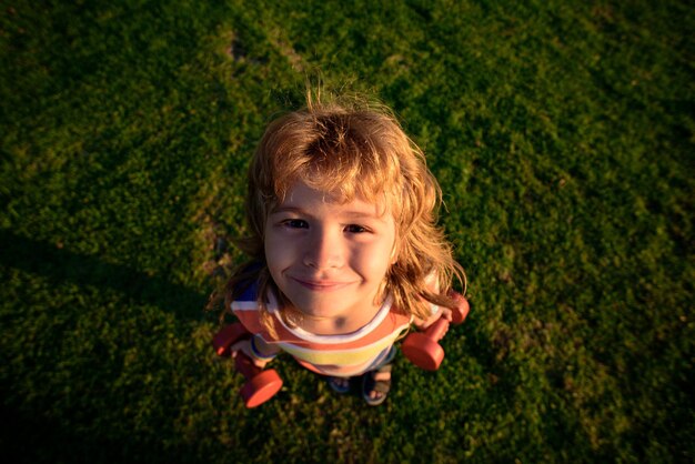 Leuke kindergezichten Grappig kind met halters Kinderen gezondheidsconcept Buiten