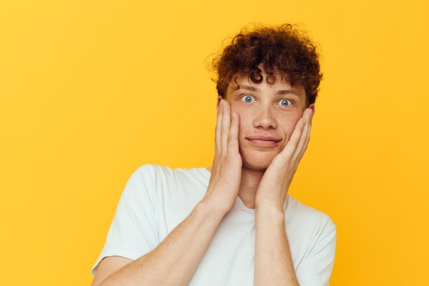 Leuke kinky man in een witte t-shirt emoties geïsoleerde achtergrond