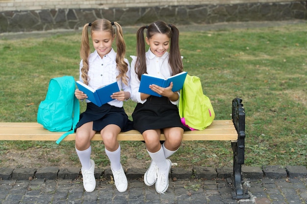 Leuke klasgenoten meisjes met rugzakken, basisschool concept.