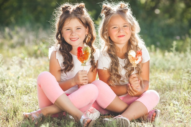 Foto leuke kleine vriendinnen plezier samen