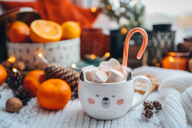 Leuke kop cacao met marshmallows en kerstsnoepjes in een esthetische foto van de nieuwjaarssfeer