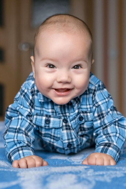 Foto leuke lachende jongen.