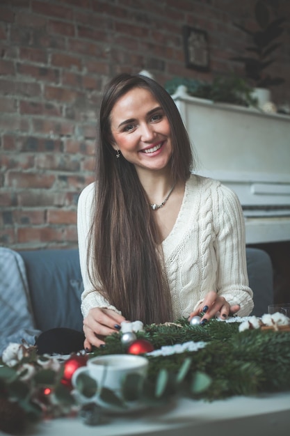 Leuke lachende vrouw thuis