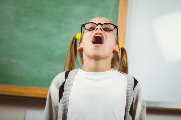 Leuke leerling die in een klaslokaal schreeuwt