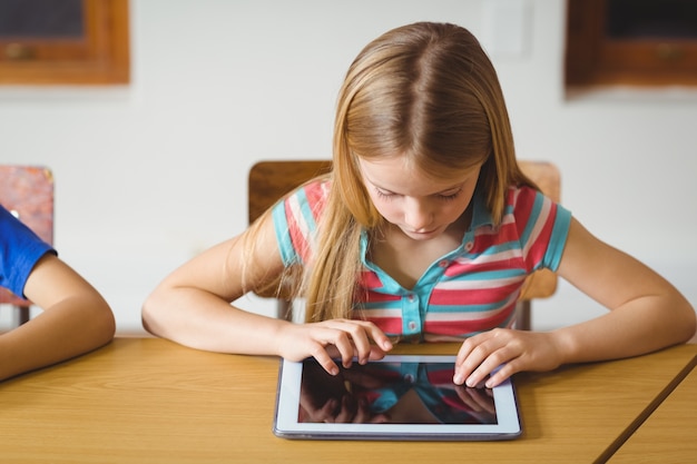 Leuke leerling in de klas met behulp van tablet pc