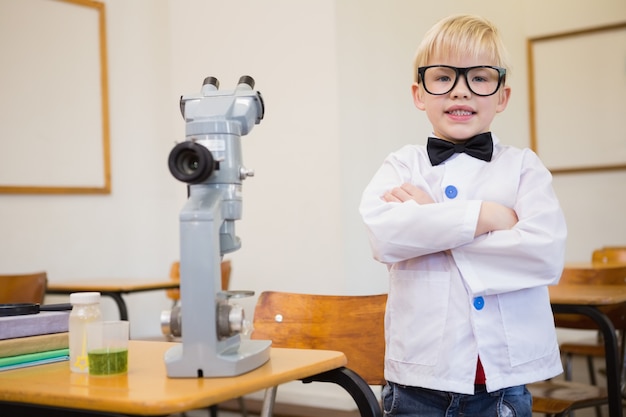 Leuke leerling verkleed als wetenschapper in de klas