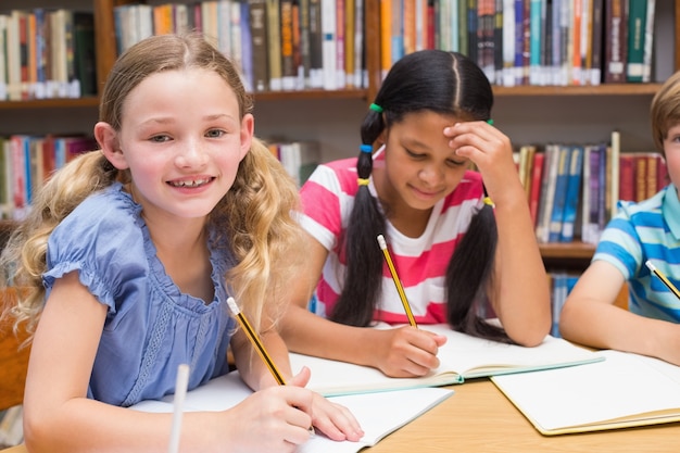 Leuke leerlingen die in bibliotheek trekken