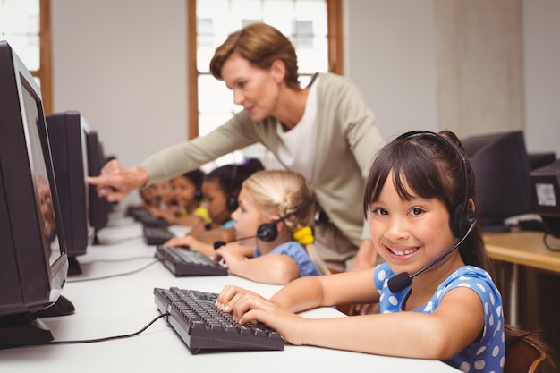 Leuke leerlingen in computerklas met leraar