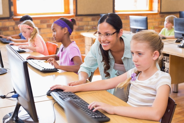 Leuke leerlingen in computerklas met leraar