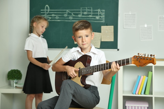 Leuke leerlingen met muziekles in de klas op de basisschool