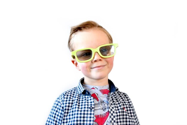 Leuke leuke jongen, een jongen van een jaar oud in een rood T-shirt met een emmer voor popcorn.