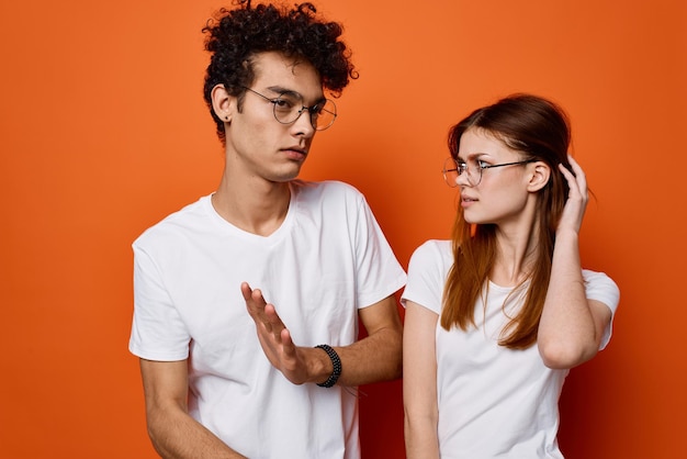 Leuke mannen en vrouwen witte t-shirt emotie mode oranje achtergrond
