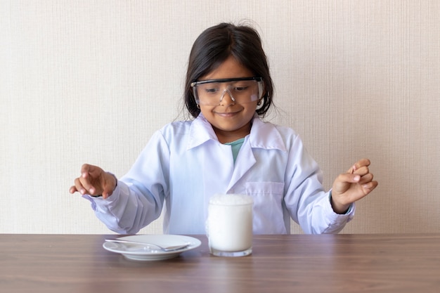 Leuke meisjewetenschapper die een experiment leidt