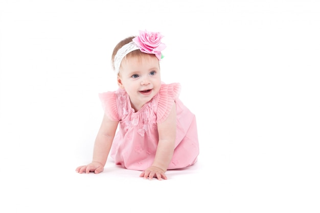 Leuke mooie kleine baby in roze jurk