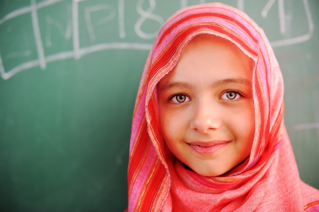 Leuke mooie schoolkinderen in klaslokaal die onderwijactiviteiten hebben