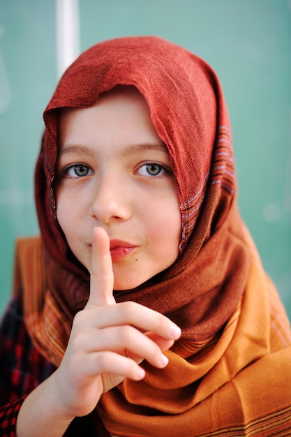 Foto leuke mooie schoolkinderen in klaslokaal die onderwijactiviteiten hebben