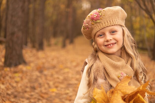 Leuke oktober mand meisje bos jonge blanke natuur haar appel vrouw mooie vrouwelijke schoonheid