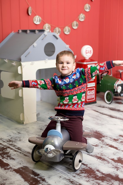 Leuke peuter speelt met speelgoed rode auto's