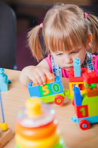 Leuke peuter spelen met speelgoed