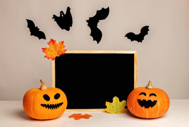 Leuke pompoenen naast een zwart bord Copy Spase Halloween-vakantieconcept