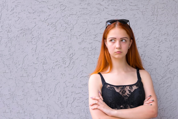 Leuke rode kapsel jonge vrouw