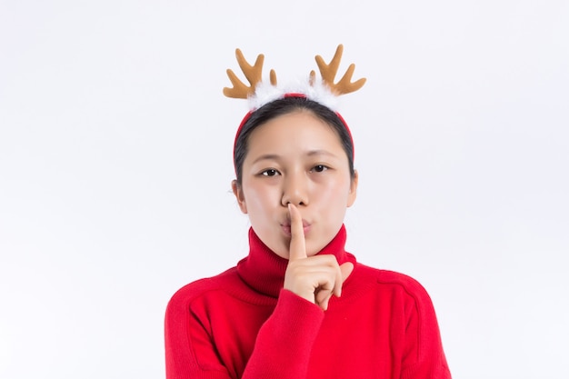 Leuke roodharige vrouw die in modieuze de winterhoed geluk in Kerstmis uitdrukken.