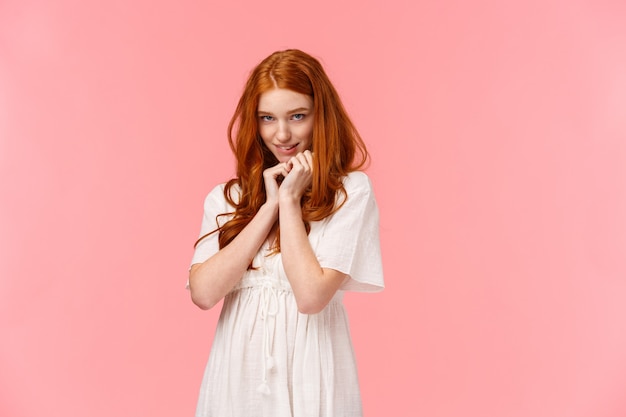 Leuke roodharige vrouw in witte jurk, gek en mooi acteren