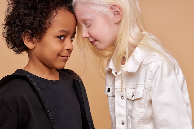 Leuke schattige diverse kinderen lachend samen geïsoleerd