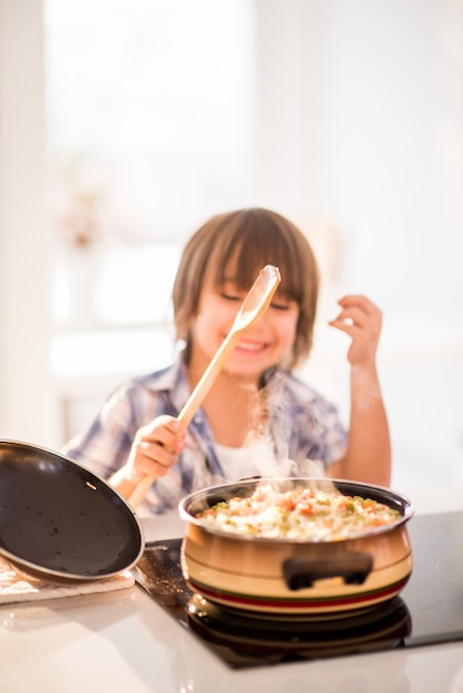 Leuke schattige kleine jongen in de keuken