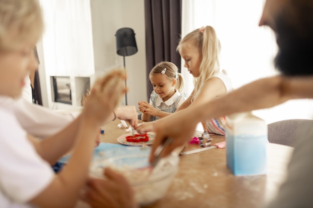 Leuke schattige meisjes die betrokken zijn bij het koken