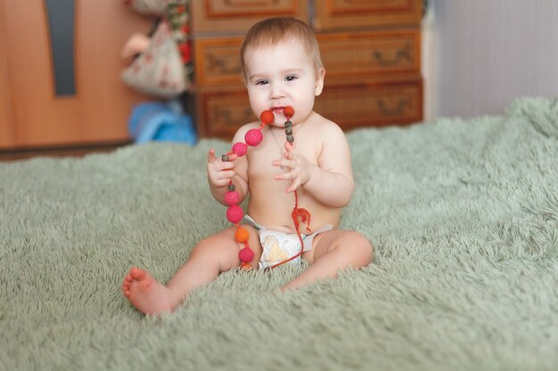 Leuke schattige pasgeboren baby van 3 motten met luiers. hapy klein meisje of jongen kijken naar de camera. droog en gezond lichaam en huid voor kinderen concept. babykamer