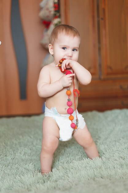 Leuke schattige pasgeboren baby van 3 motten met luiers. Hapy klein meisje of jongen kijken naar de camera. Droog en gezond lichaam en huid voor kinderen concept. Babykamer