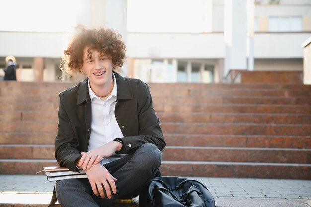 Leuke schooljongen buiten de klas