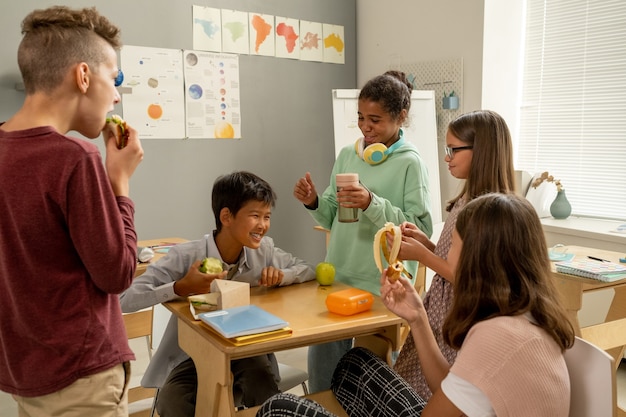 Leuke schoolkinderen die een snack eten tijdens de lunchpauze