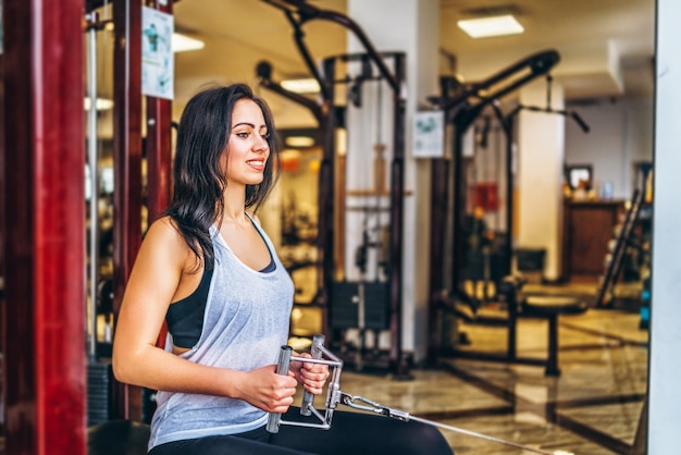 Leuke sportieve meisjestraining in de gymnastiek