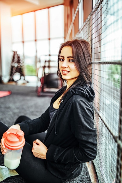 Leuke sportieve meisjeszitting in de gymnastiek