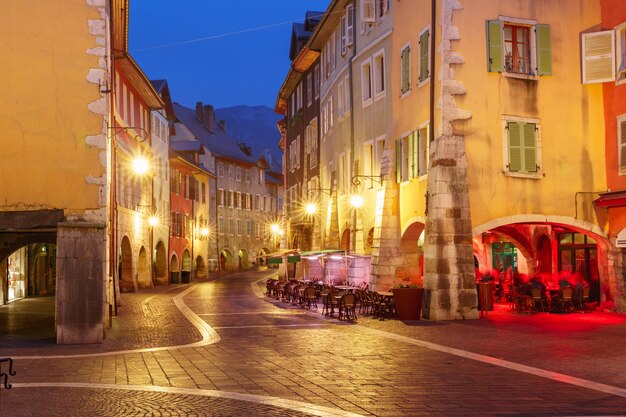 Leuke straat rue sainteclaire in het oude centrum van annecy op regenachtige nacht frankrijk?