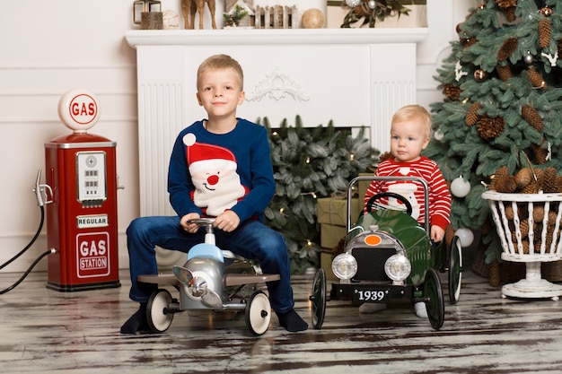 Leuke twee kleine broertjes spelen met speelgoedauto's.