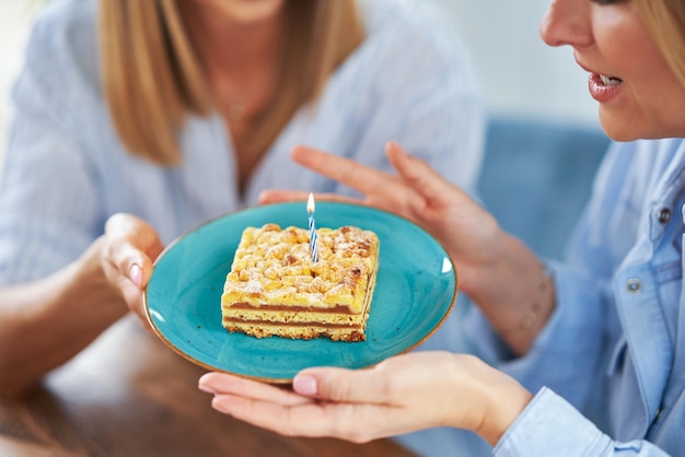 Leuke twee volwassen meiden in huis met verjaardagstaart